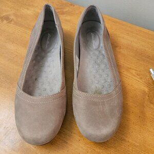 Eddie Bauer Women's Taupe Slip-On Closed Toe Ballet Flat Shoe Size 10 EUC